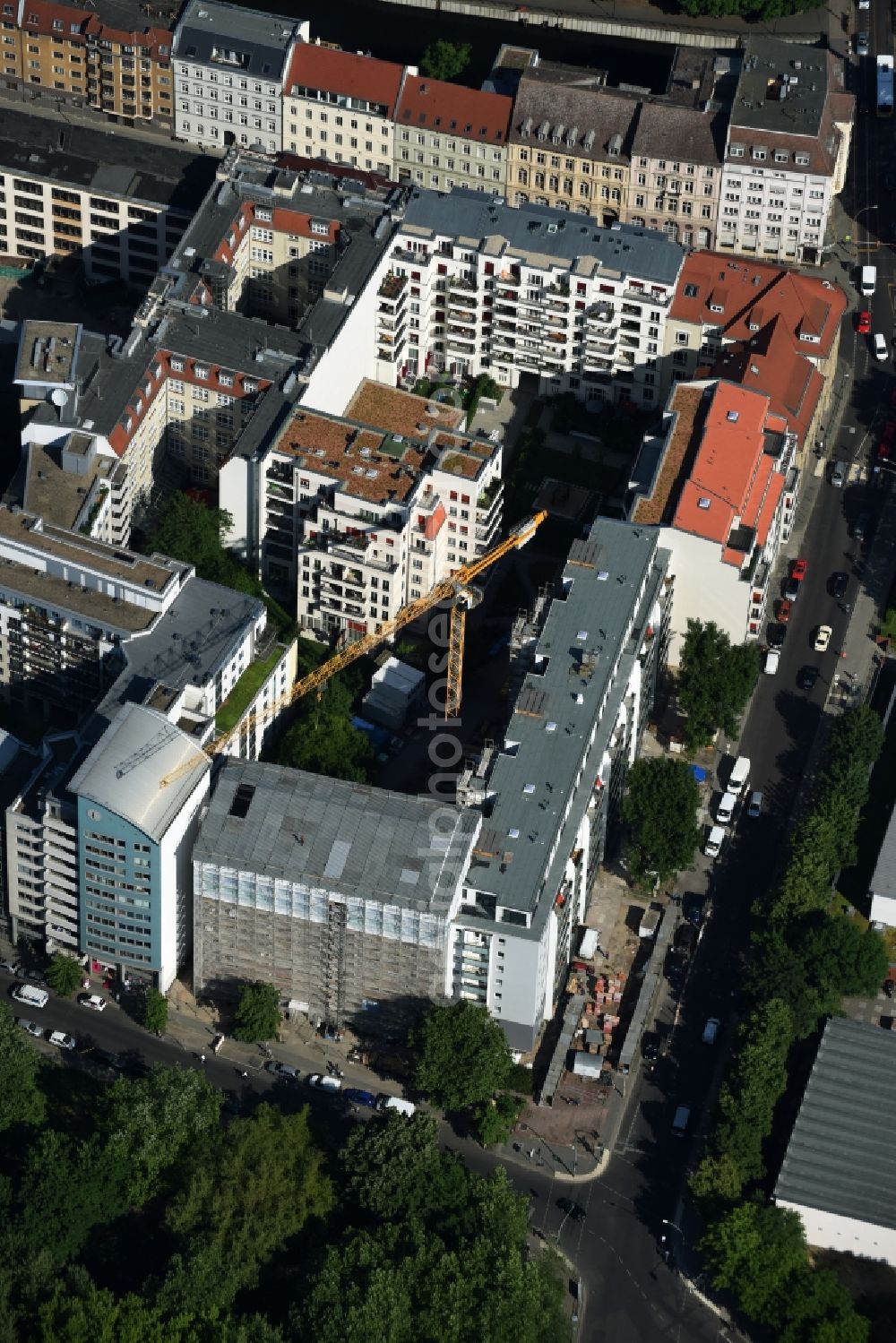 Aerial image Berlin - Restoration and modernization of skyscrapers in the residential area of industrially manufactured settlement in der Neuen Rossstrasse corner Alte Jakobsstrasse in Berlin