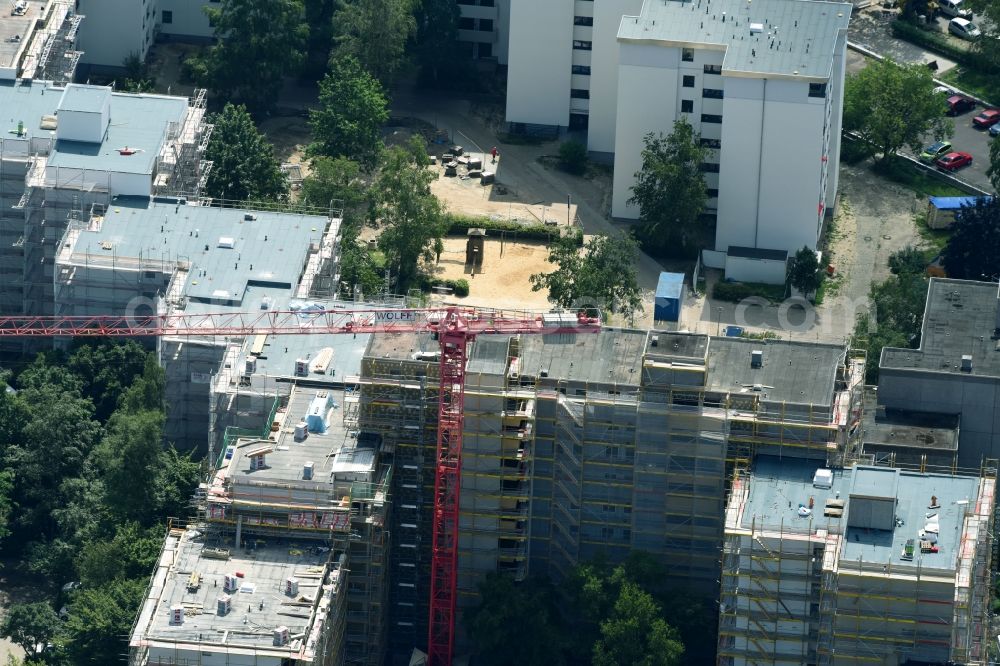 Aerial photograph Berlin - Restoration and modernization of skyscrapers in the residential area of industrially manufactured settlement on Rathausstrasse in the district Bezirk Tempelhof-Schoeneberg in Berlin, Germany