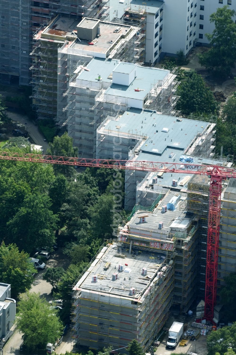 Berlin from the bird's eye view: Restoration and modernization of skyscrapers in the residential area of industrially manufactured settlement on Rathausstrasse in the district Bezirk Tempelhof-Schoeneberg in Berlin, Germany