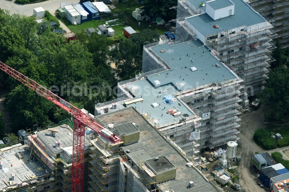 Aerial image Berlin - Restoration and modernization of skyscrapers in the residential area of industrially manufactured settlement on Rathausstrasse in the district Bezirk Tempelhof-Schoeneberg in Berlin, Germany