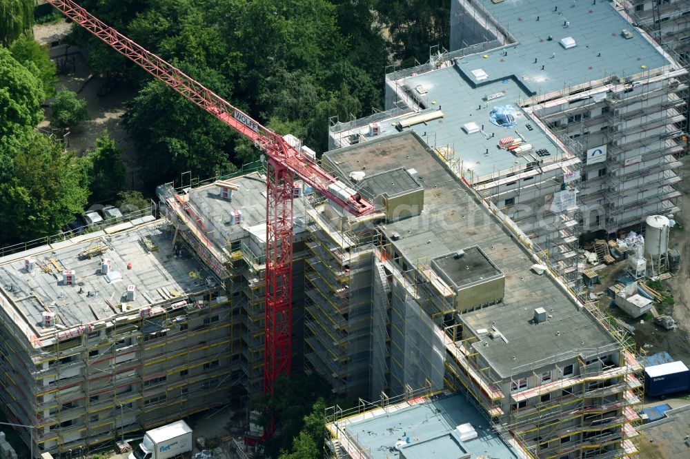 Aerial photograph Berlin - Restoration and modernization of skyscrapers in the residential area of industrially manufactured settlement on Rathausstrasse in the district Bezirk Tempelhof-Schoeneberg in Berlin, Germany