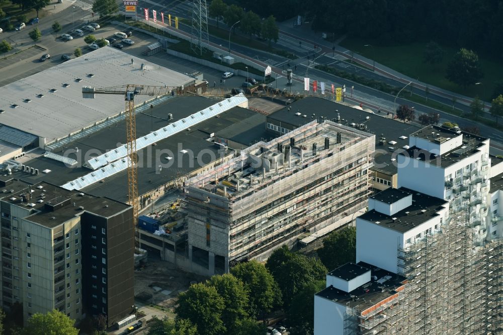 Aerial photograph Hamburg - Restoration and modernization of skyscrapers in the residential area of industrially manufactured settlement in the street Achtern Born in Hamburg