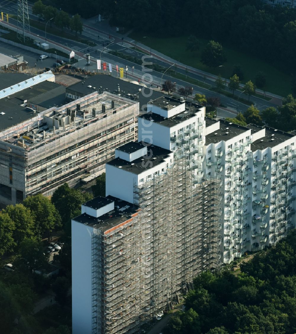 Hamburg from the bird's eye view: Restoration and modernization of skyscrapers in the residential area of industrially manufactured settlement in the street Achtern Born in Hamburg