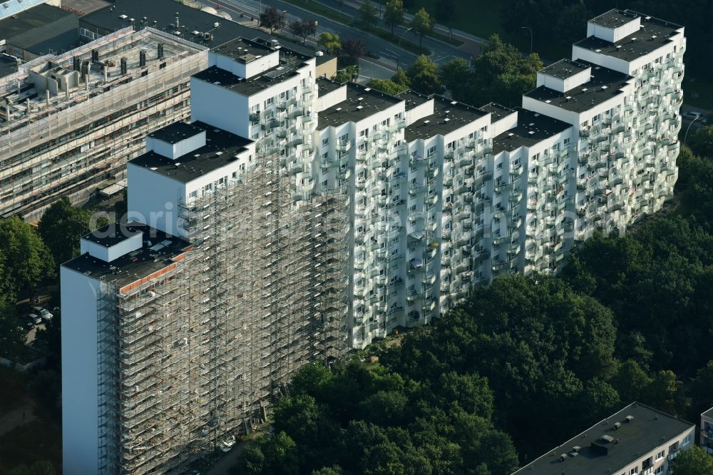 Aerial image Hamburg - Restoration and modernization of skyscrapers in the residential area of industrially manufactured settlement in the street Achtern Born in Hamburg