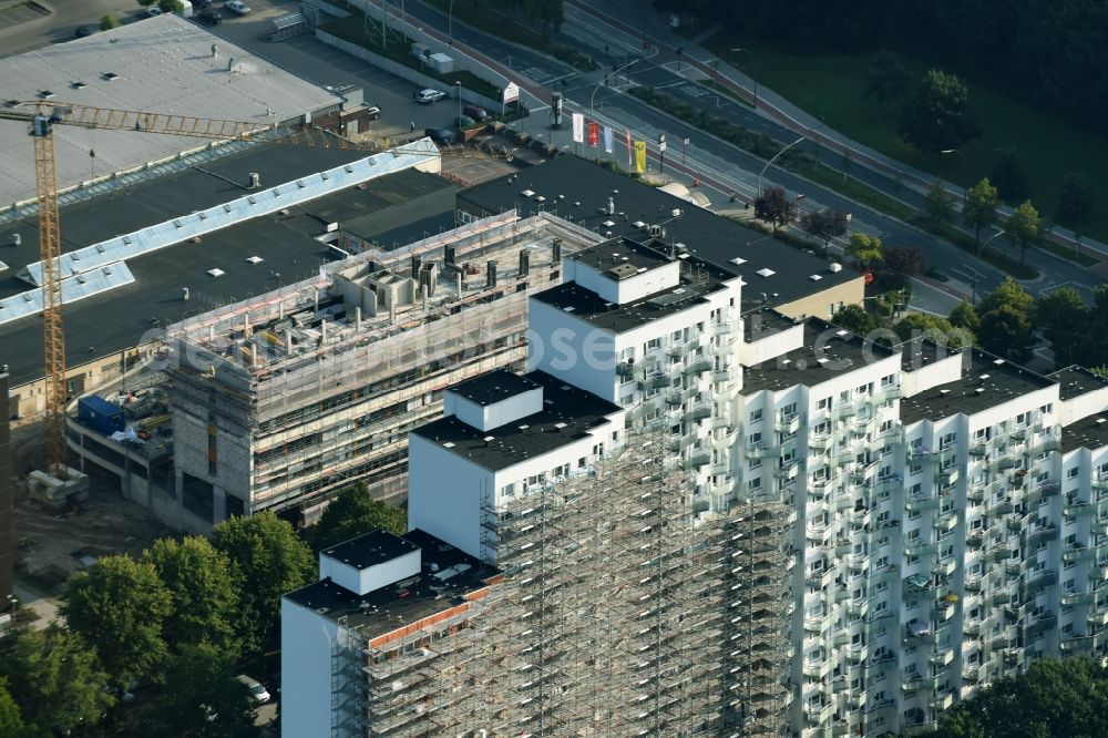 Aerial photograph Hamburg - Restoration and modernization of skyscrapers in the residential area of industrially manufactured settlement in the street Achtern Born in Hamburg