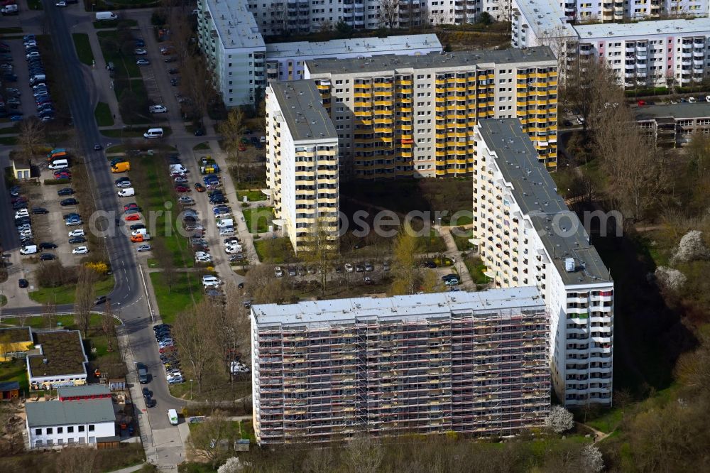 Aerial photograph Berlin - Restoration and modernization of skyscrapers in the residential area of industrially manufactured settlement Vincent-van-Gogh-Strasse in the district Hohenschoenhausen in Berlin, Germany