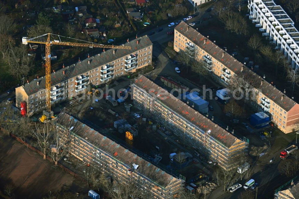 Aerial photograph Berlin - Refurbishment and modernization of a terraced apartment complex between Wolfshagener Strasse and Stiftsweg in the district Pankow in Berlin, Germany