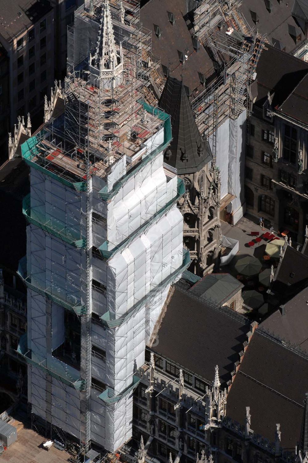 München from above - Blick auf das Gerüst am Neuen Rathaus am Marienplatz. Hier werden die Turmfassade, sowie das Glockenspiel saniert. Bauherr: Landeshauptstadt München, Baureferat H11 Munich 2007/07/14 Rehabilitation measures of the steeple (New Town Hall) in Munich. Builder: Landeshauptstadt München, Baureferat H11