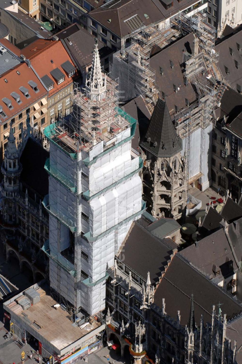 München from the bird's eye view: Blick auf das Gerüst am Neuen Rathaus am Marienplatz. Hier werden die Turmfassade, sowie das Glockenspiel saniert. Bauherr: Landeshauptstadt München, Baureferat H11 Munich 2007/07/14 Rehabilitation measures of the steeple (New Town Hall) in Munich. Builder: Landeshauptstadt München, Baureferat H11