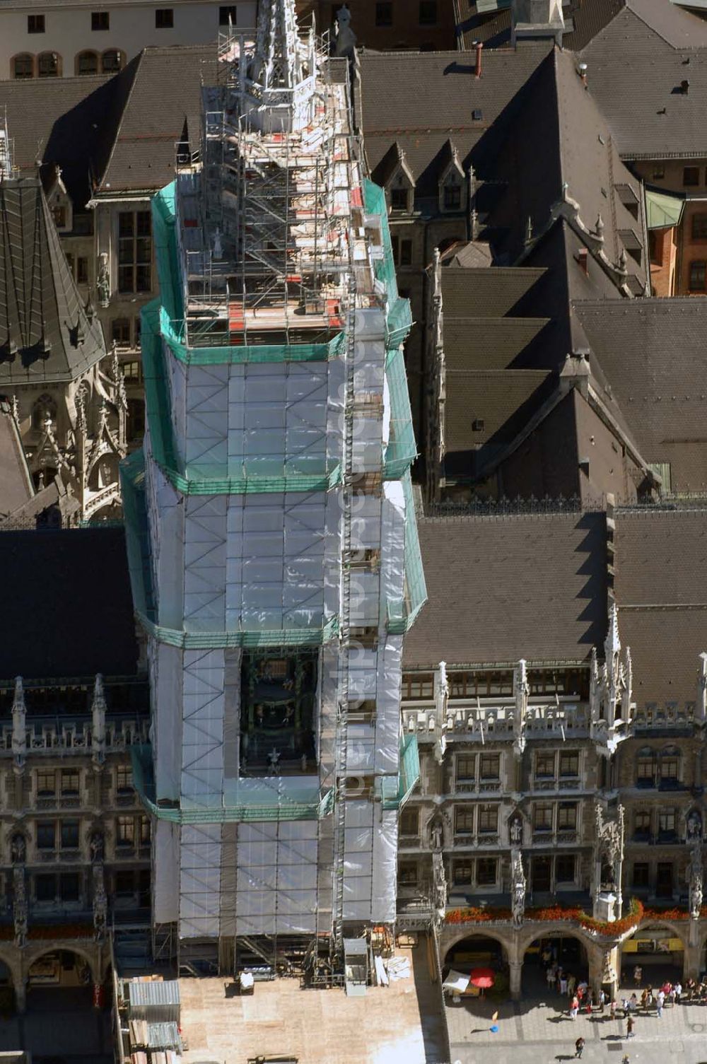 Aerial image München - Blick auf das Gerüst am Neuen Rathaus am Marienplatz. Hier werden die Turmfassade, sowie das Glockenspiel saniert. Bauherr: Landeshauptstadt München, Baureferat H11 Munich 2007/07/14 Rehabilitation measures of the steeple (New Town Hall) in Munich. Builder: Landeshauptstadt München, Baureferat H11