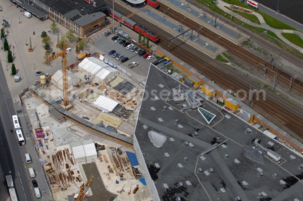 Aerial image Wolfsburg - Sanierungsarbeiten am Vorplatz des Wissenschaftsmuseums Phaeno am Hauptbahnhof. Bauherr ist die Neuland Wohnungsgesellschaft mbH. Renovation of the plaza of the Science Museum Phaeno at the main station.