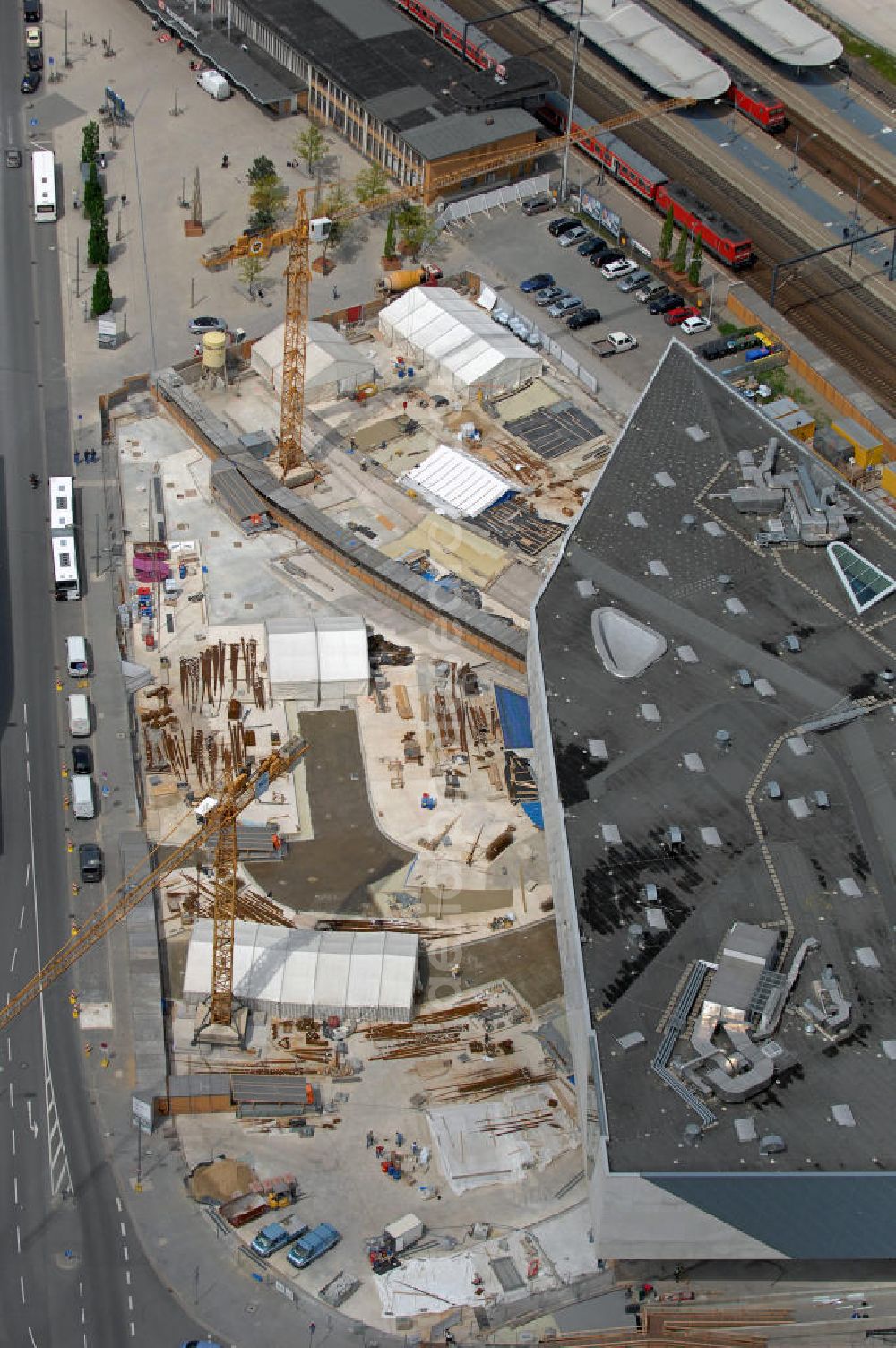 Aerial photograph Wolfsburg - Sanierungsarbeiten am Vorplatz des Wissenschaftsmuseums Phaeno am Hauptbahnhof. Bauherr ist die Neuland Wohnungsgesellschaft mbH. Renovation of the plaza of the Science Museum Phaeno at the main station.