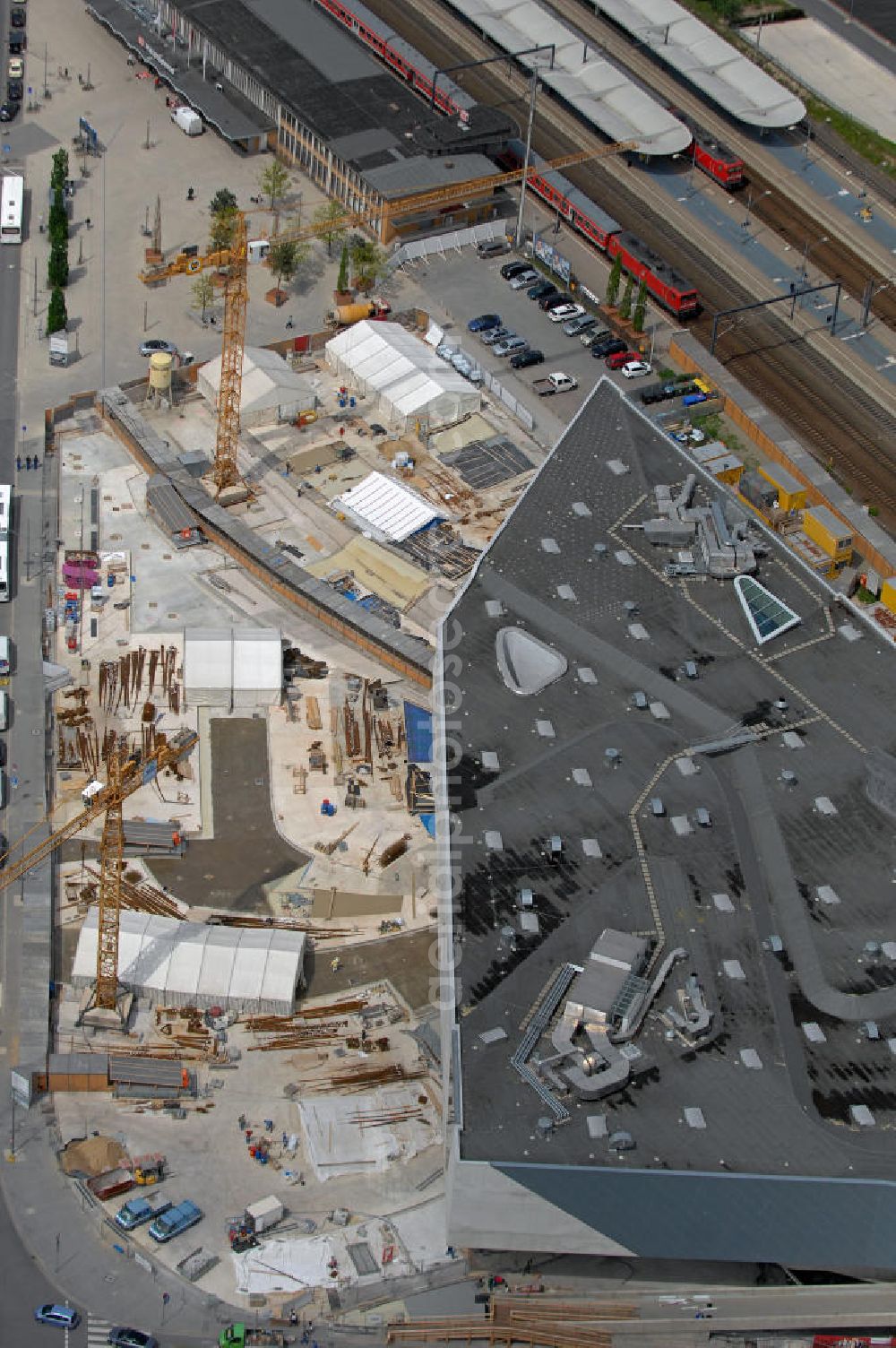 Wolfsburg from above - Sanierungsarbeiten am Vorplatz des Wissenschaftsmuseums Phaeno am Hauptbahnhof. Bauherr ist die Neuland Wohnungsgesellschaft mbH. Renovation of the plaza of the Science Museum Phaeno at the main station.