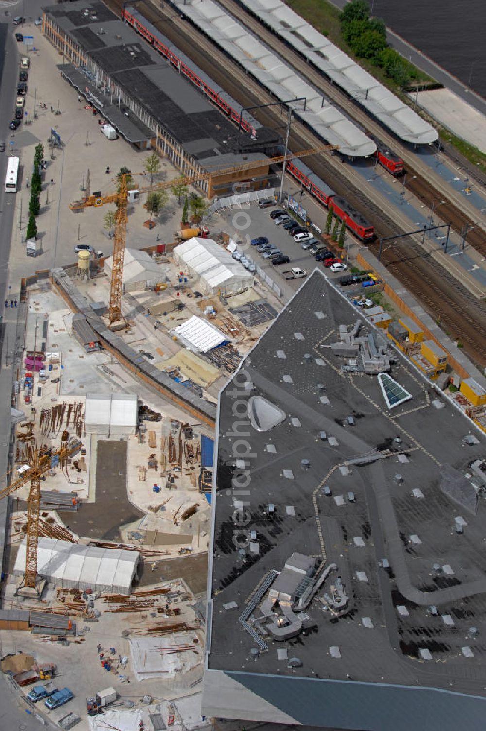 Wolfsburg from the bird's eye view: Sanierungsarbeiten am Vorplatz des Wissenschaftsmuseums Phaeno am Hauptbahnhof. Bauherr ist die Neuland Wohnungsgesellschaft mbH. Renovation of the plaza of the Science Museum Phaeno at the main station.