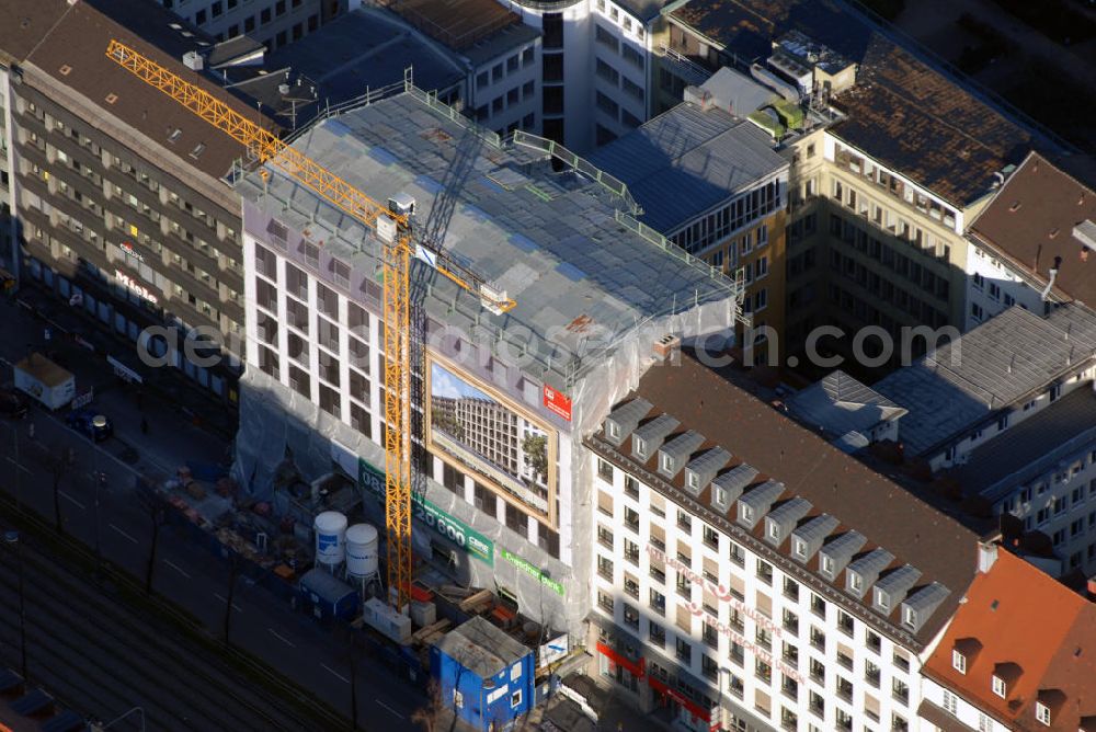 Aerial photograph München - Blick auf die Sanierung der Sonnenstraße 31 in München. Die Sanierungsarbeiten an dem Gebäude starteten im September 2006 und wurden im Februar 2007 abgeschlossen. Das Haus wurde vollständig entkernt und das oberste Stockwerk entfernt. Geplant sind zwei neue obere Etagen, sowie zwei neue Aufzugschächte. Das Gebäude an der Rückseite wurde vom Objekt abgetrennt und später auch abgerissen, um einen Neubau zu ermöglichen. Die Bauleitung übernahm Dipl. Ing. Manfred Pachner der Hochbau - und Sanierungsgesellschaft mbH. Kontakt: Hochbau - und Sanierungsgesellschaft mbH, Industriestraße 34, 81245 München, Tel. +49(0)89 891464 0, Fax +49(0)89 891464 30, Email: info@hsg-bau.de