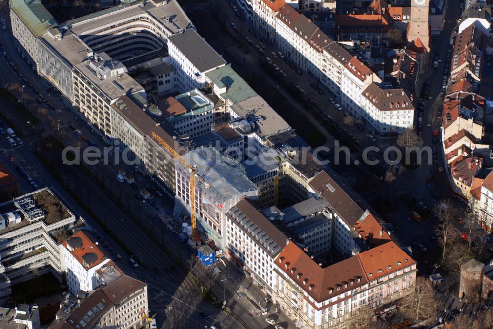 München from above - Blick auf die Sanierung der Sonnenstraße 31 in München. Die Sanierungsarbeiten an dem Gebäude starteten im September 2006 und wurden im Februar 2007 abgeschlossen. Das Haus wurde vollständig entkernt und das oberste Stockwerk entfernt. Geplant sind zwei neue obere Etagen, sowie zwei neue Aufzugschächte. Das Gebäude an der Rückseite wurde vom Objekt abgetrennt und später auch abgerissen, um einen Neubau zu ermöglichen. Die Bauleitung übernahm Dipl. Ing. Manfred Pachner der Hochbau - und Sanierungsgesellschaft mbH. Kontakt: Hochbau - und Sanierungsgesellschaft mbH, Industriestraße 34, 81245 München, Tel. +49(0)89 891464 0, Fax +49(0)89 891464 30, Email: info@hsg-bau.de