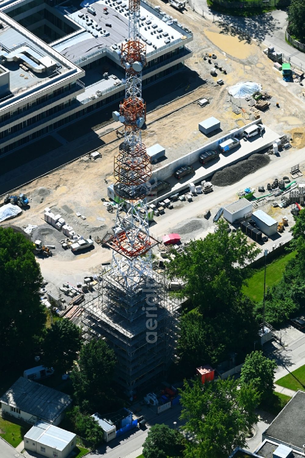 München from the bird's eye view: Steel mast funkturm and transmission system as basic network transmitter of BR Bayerischer Rundfunk in the district Freimann in Munich in the state Bavaria, Germany