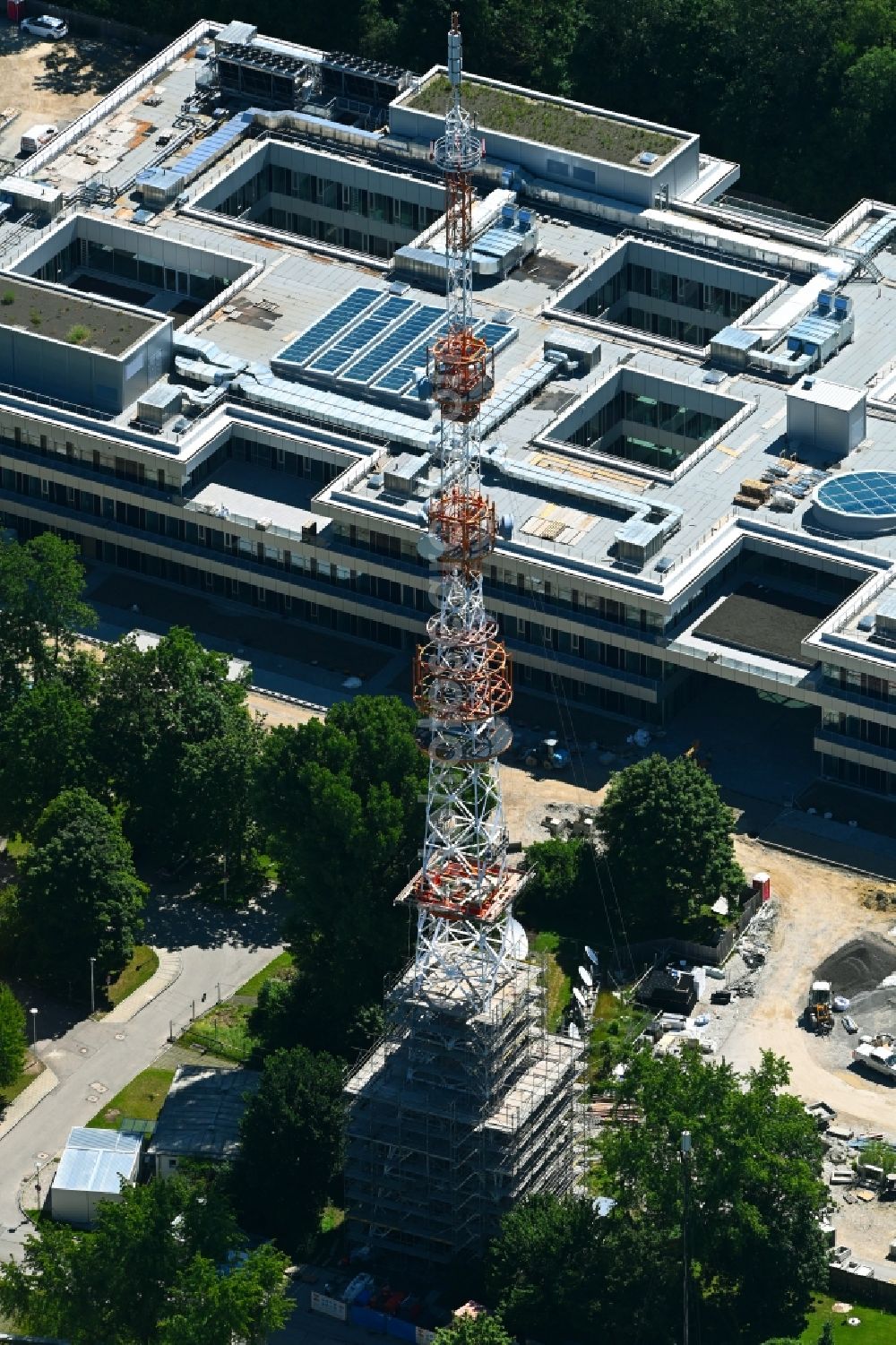 Aerial image München - Steel mast funkturm and transmission system as basic network transmitter of BR Bayerischer Rundfunk in the district Freimann in Munich in the state Bavaria, Germany