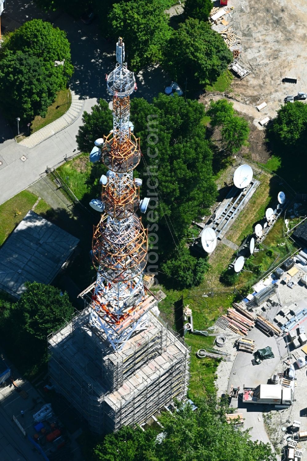 Aerial image München - Steel mast funkturm and transmission system as basic network transmitter of BR Bayerischer Rundfunk in the district Freimann in Munich in the state Bavaria, Germany