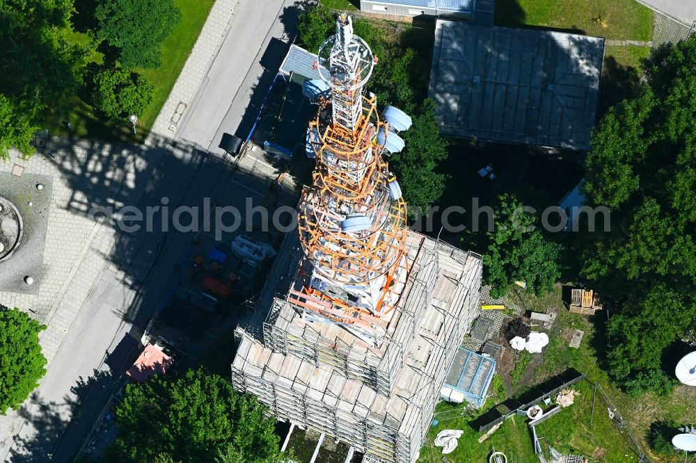 München from the bird's eye view: Steel mast funkturm and transmission system as basic network transmitter of BR Bayerischer Rundfunk in the district Freimann in Munich in the state Bavaria, Germany