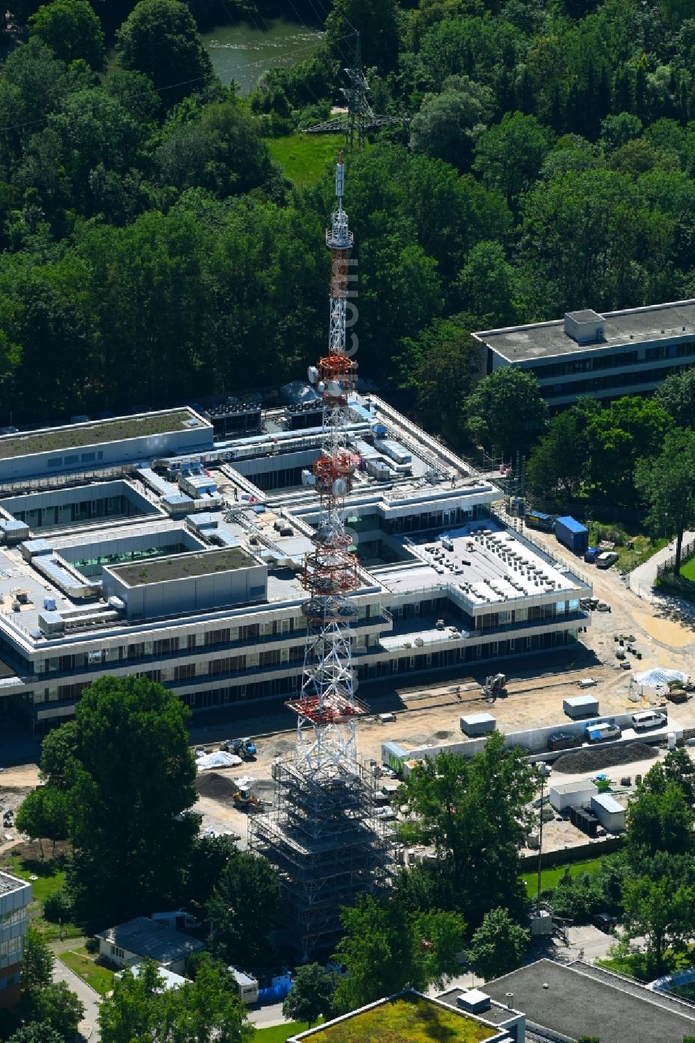 München from the bird's eye view: Steel mast funkturm and transmission system as basic network transmitter of BR Bayerischer Rundfunk in the district Freimann in Munich in the state Bavaria, Germany