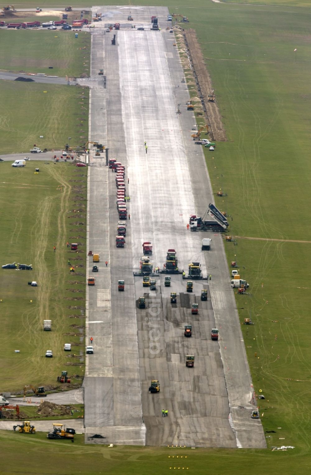 Büren from the bird's eye view: Rehabilitation of the start and runway of the airport Paderborn-Lippstadt (PAD) in Buren in the state of North Rhine-Westphalia