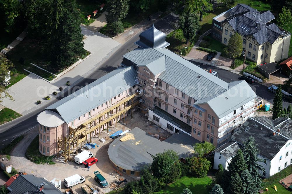 Aerial photograph Friedrichroda / Thüringen - Sanierung und Umbau des ehemaligen FDGB Ferienheim Hermann Danz in eine Seniorenresidenz. Das seit der Wende weitgehend ungenutzte Gebäude am Herzogsweg 1 wird nun einer Verwendung als Alters- und Seniorenheim zugeführt. Reconstruction of the former FDGB House Hermann Danzin a retirement home.