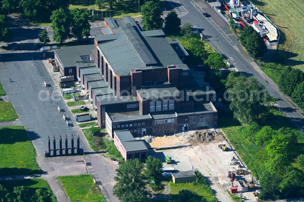 Aerial photograph Magdeburg - Renovation of the building of the indoor arena Stadthalle Magdeburg on place Heinrich-Heine-Platz in the district Werder in Magdeburg in the state Saxony-Anhalt, Germany