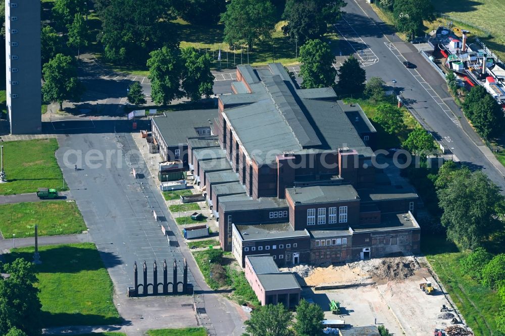 Magdeburg from above - Renovation of the building of the indoor arena Stadthalle Magdeburg on place Heinrich-Heine-Platz in the district Werder in Magdeburg in the state Saxony-Anhalt, Germany