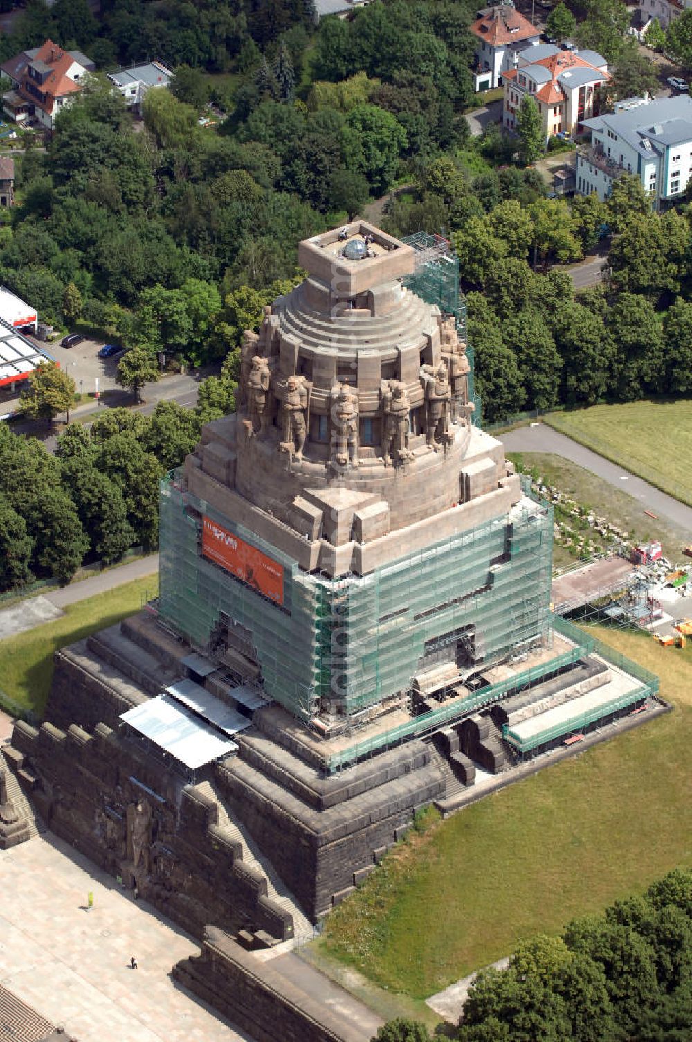 Leipzig from above - Blick auf die Sanierungsarbeiten des Völkerschlachtdenkmals in Leipzig. Im Jahr 2003 begannen Rekonstruktions- und Sanierungsmaßnahmen, die bis zum 200-jährigen Jubiläum der Völkerschlacht im Jahr 2013 beendet werden sollen. Die Kosten werden sich auf etwa 30 Millionen Euro belaufen. Die Finanzierung erfolgt über die Stiftung Völkerschlachtdenkmal, den Freistaat Sachsen, die Stadt Leipzig und Spenden. Das Völkerschlachtdenkmal ist eines der Wahrzeichen Leipzigs in Erinnerung an die Völkerschlacht bei Leipzig von 1813 und heute eine Außenstelle des Stadtgeschichtlichen Museums Leipzig. Als das größte Denkmal Europas bildet es eine weithin sichtbare Landmarke mit markanter Silhouette.