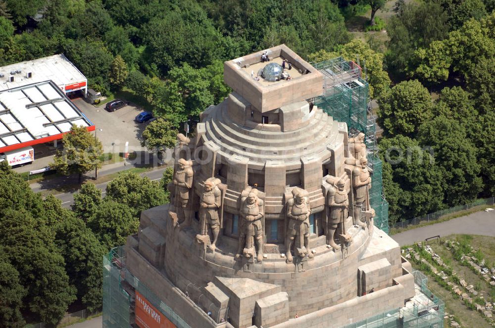 Leipzig from the bird's eye view: Blick auf die Sanierungsarbeiten des Völkerschlachtdenkmals in Leipzig. Im Jahr 2003 begannen Rekonstruktions- und Sanierungsmaßnahmen, die bis zum 200-jährigen Jubiläum der Völkerschlacht im Jahr 2013 beendet werden sollen. Die Kosten werden sich auf etwa 30 Millionen Euro belaufen. Die Finanzierung erfolgt über die Stiftung Völkerschlachtdenkmal, den Freistaat Sachsen, die Stadt Leipzig und Spenden. Das Völkerschlachtdenkmal ist eines der Wahrzeichen Leipzigs in Erinnerung an die Völkerschlacht bei Leipzig von 1813 und heute eine Außenstelle des Stadtgeschichtlichen Museums Leipzig. Als das größte Denkmal Europas bildet es eine weithin sichtbare Landmarke mit markanter Silhouette.