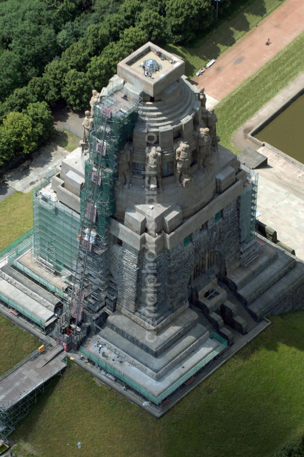 Aerial image Leipzig - Blick auf die Sanierungsarbeiten des Völkerschlachtdenkmals in Leipzig. Im Jahr 2003 begannen Rekonstruktions- und Sanierungsmaßnahmen, die bis zum 200-jährigen Jubiläum der Völkerschlacht im Jahr 2013 beendet werden sollen. Die Kosten werden sich auf etwa 30 Millionen Euro belaufen. Die Finanzierung erfolgt über die Stiftung Völkerschlachtdenkmal, den Freistaat Sachsen, die Stadt Leipzig und Spenden. Das Völkerschlachtdenkmal ist eines der Wahrzeichen Leipzigs in Erinnerung an die Völkerschlacht bei Leipzig von 1813 und heute eine Außenstelle des Stadtgeschichtlichen Museums Leipzig. Als das größte Denkmal Europas bildet es eine weithin sichtbare Landmarke mit markanter Silhouette.