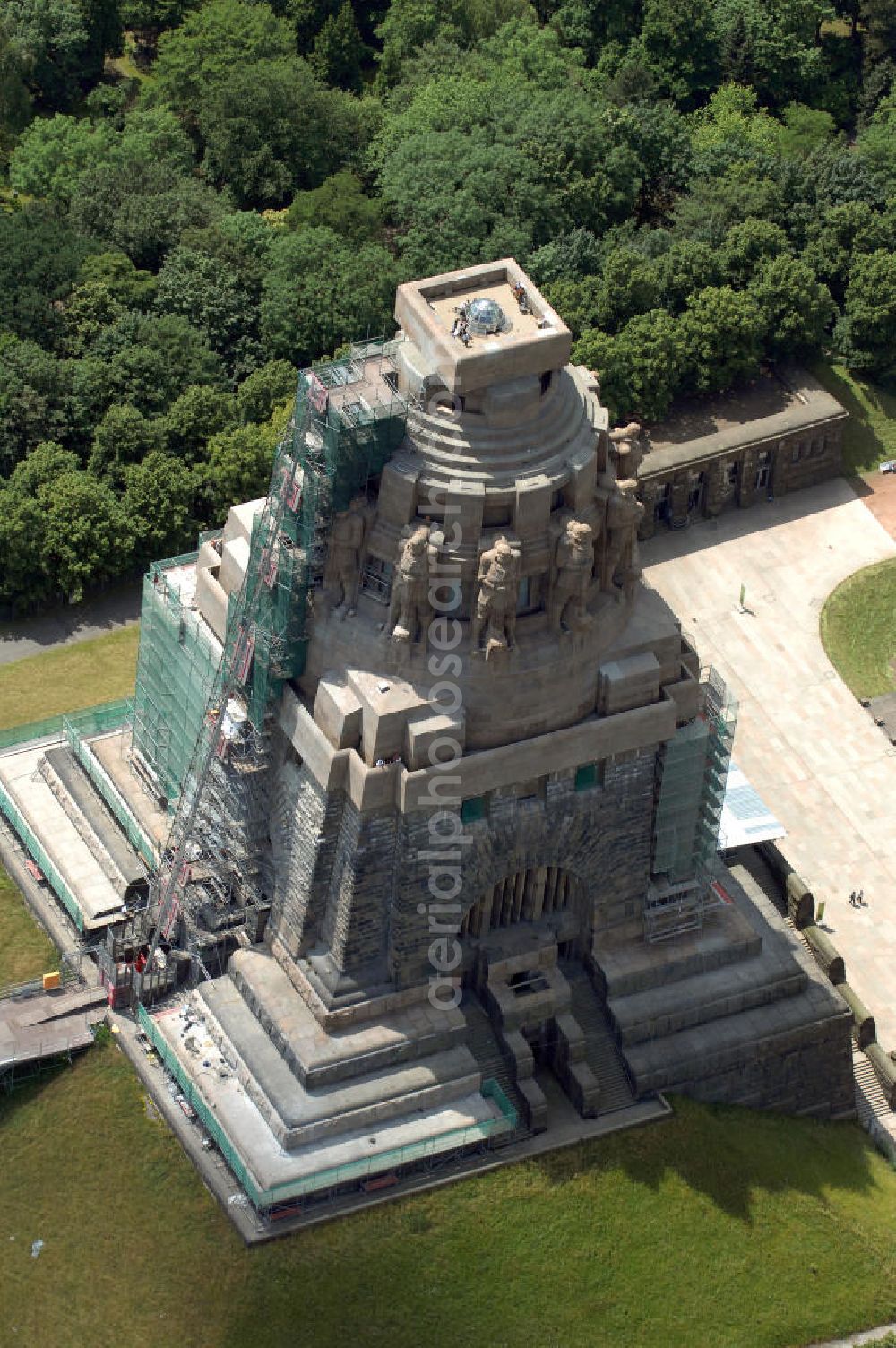 Aerial photograph Leipzig - Blick auf die Sanierungsarbeiten des Völkerschlachtdenkmals in Leipzig. Im Jahr 2003 begannen Rekonstruktions- und Sanierungsmaßnahmen, die bis zum 200-jährigen Jubiläum der Völkerschlacht im Jahr 2013 beendet werden sollen. Die Kosten werden sich auf etwa 30 Millionen Euro belaufen. Die Finanzierung erfolgt über die Stiftung Völkerschlachtdenkmal, den Freistaat Sachsen, die Stadt Leipzig und Spenden. Das Völkerschlachtdenkmal ist eines der Wahrzeichen Leipzigs in Erinnerung an die Völkerschlacht bei Leipzig von 1813 und heute eine Außenstelle des Stadtgeschichtlichen Museums Leipzig. Als das größte Denkmal Europas bildet es eine weithin sichtbare Landmarke mit markanter Silhouette.