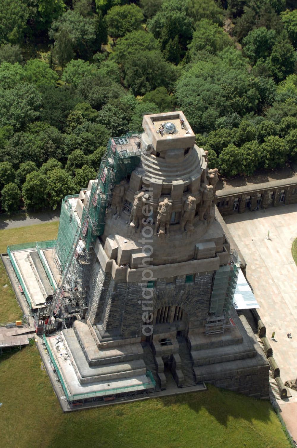 Leipzig from above - Blick auf die Sanierungsarbeiten des Völkerschlachtdenkmals in Leipzig. Im Jahr 2003 begannen Rekonstruktions- und Sanierungsmaßnahmen, die bis zum 200-jährigen Jubiläum der Völkerschlacht im Jahr 2013 beendet werden sollen. Die Kosten werden sich auf etwa 30 Millionen Euro belaufen. Die Finanzierung erfolgt über die Stiftung Völkerschlachtdenkmal, den Freistaat Sachsen, die Stadt Leipzig und Spenden. Das Völkerschlachtdenkmal ist eines der Wahrzeichen Leipzigs in Erinnerung an die Völkerschlacht bei Leipzig von 1813 und heute eine Außenstelle des Stadtgeschichtlichen Museums Leipzig. Als das größte Denkmal Europas bildet es eine weithin sichtbare Landmarke mit markanter Silhouette.