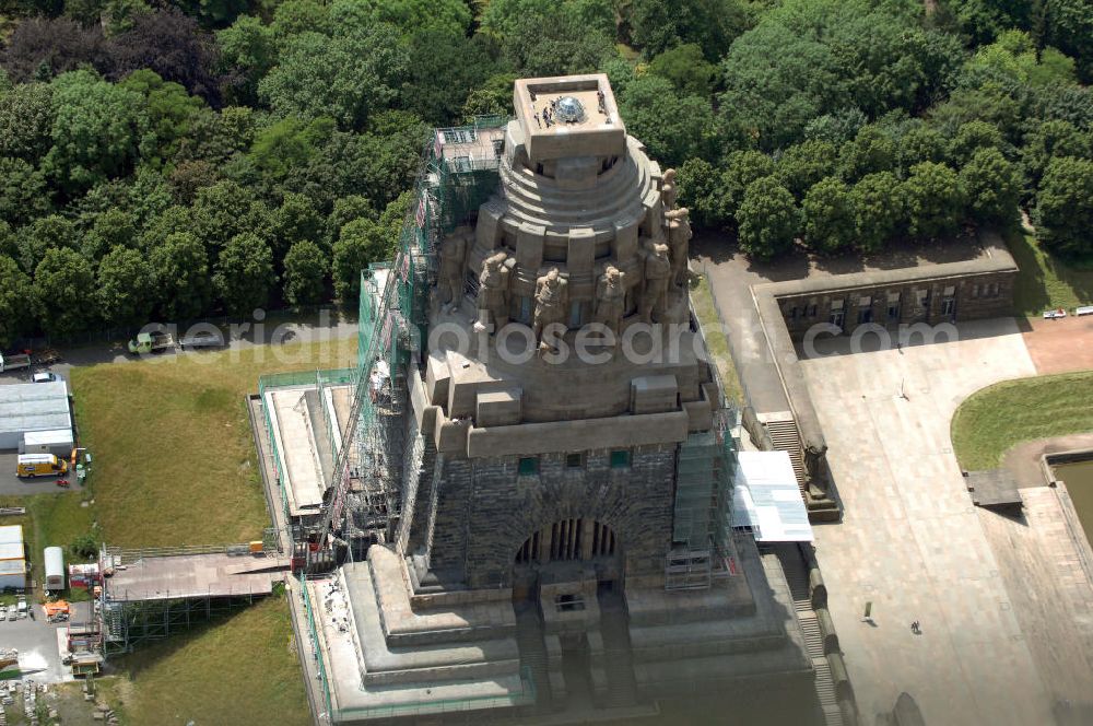 Leipzig from the bird's eye view: Blick auf die Sanierungsarbeiten des Völkerschlachtdenkmals in Leipzig. Im Jahr 2003 begannen Rekonstruktions- und Sanierungsmaßnahmen, die bis zum 200-jährigen Jubiläum der Völkerschlacht im Jahr 2013 beendet werden sollen. Die Kosten werden sich auf etwa 30 Millionen Euro belaufen. Die Finanzierung erfolgt über die Stiftung Völkerschlachtdenkmal, den Freistaat Sachsen, die Stadt Leipzig und Spenden. Das Völkerschlachtdenkmal ist eines der Wahrzeichen Leipzigs in Erinnerung an die Völkerschlacht bei Leipzig von 1813 und heute eine Außenstelle des Stadtgeschichtlichen Museums Leipzig. Als das größte Denkmal Europas bildet es eine weithin sichtbare Landmarke mit markanter Silhouette.