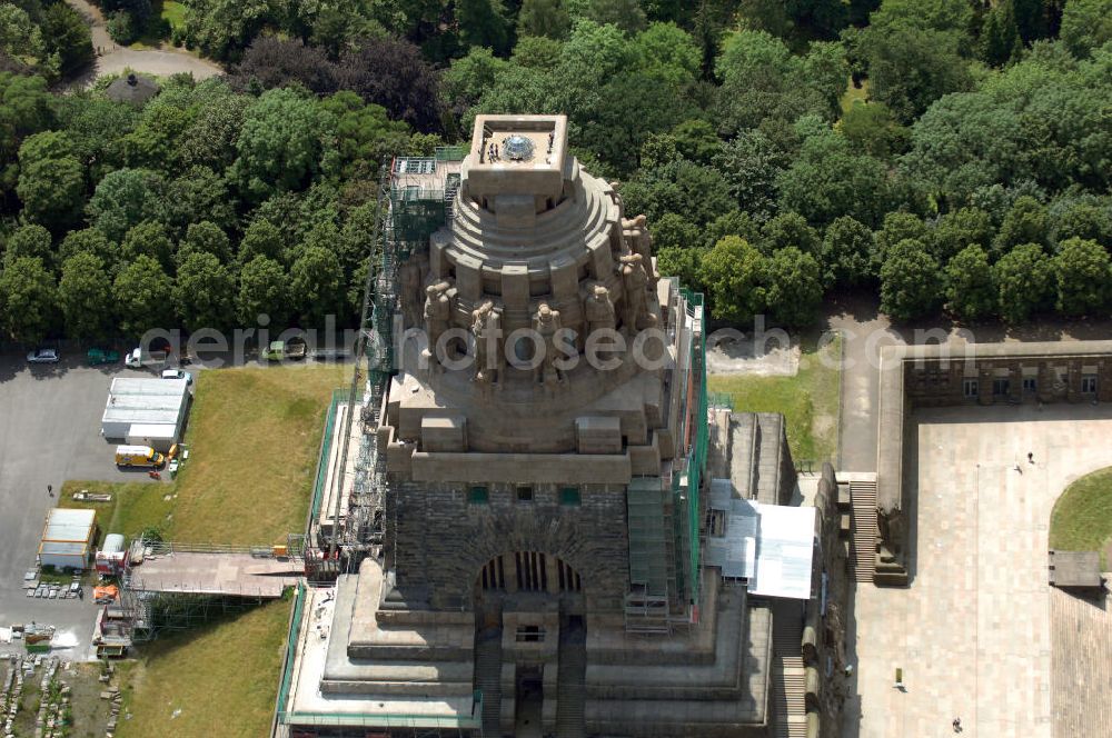 Aerial image Leipzig - Blick auf die Sanierungsarbeiten des Völkerschlachtdenkmals in Leipzig. Im Jahr 2003 begannen Rekonstruktions- und Sanierungsmaßnahmen, die bis zum 200-jährigen Jubiläum der Völkerschlacht im Jahr 2013 beendet werden sollen. Die Kosten werden sich auf etwa 30 Millionen Euro belaufen. Die Finanzierung erfolgt über die Stiftung Völkerschlachtdenkmal, den Freistaat Sachsen, die Stadt Leipzig und Spenden. Das Völkerschlachtdenkmal ist eines der Wahrzeichen Leipzigs in Erinnerung an die Völkerschlacht bei Leipzig von 1813 und heute eine Außenstelle des Stadtgeschichtlichen Museums Leipzig. Als das größte Denkmal Europas bildet es eine weithin sichtbare Landmarke mit markanter Silhouette.