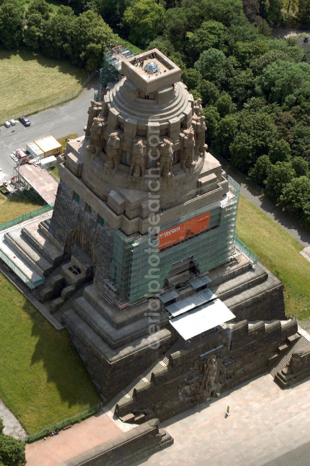 Aerial photograph Leipzig - Blick auf die Sanierungsarbeiten des Völkerschlachtdenkmals in Leipzig. Im Jahr 2003 begannen Rekonstruktions- und Sanierungsmaßnahmen, die bis zum 200-jährigen Jubiläum der Völkerschlacht im Jahr 2013 beendet werden sollen. Die Kosten werden sich auf etwa 30 Millionen Euro belaufen. Die Finanzierung erfolgt über die Stiftung Völkerschlachtdenkmal, den Freistaat Sachsen, die Stadt Leipzig und Spenden. Das Völkerschlachtdenkmal ist eines der Wahrzeichen Leipzigs in Erinnerung an die Völkerschlacht bei Leipzig von 1813 und heute eine Außenstelle des Stadtgeschichtlichen Museums Leipzig. Als das größte Denkmal Europas bildet es eine weithin sichtbare Landmarke mit markanter Silhouette.