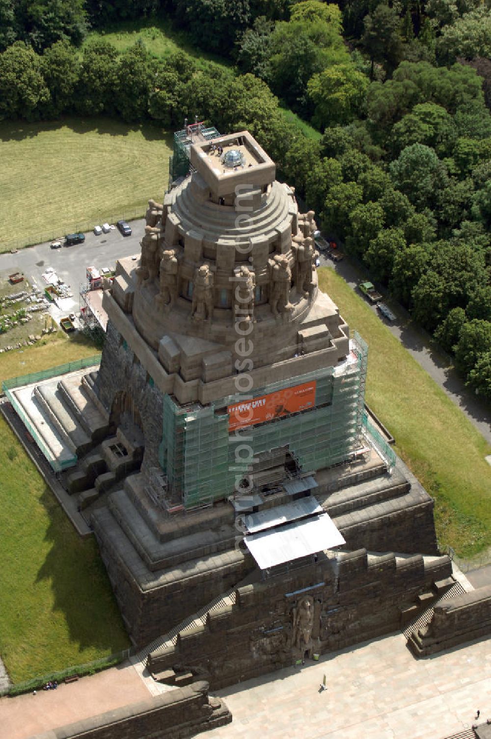 Leipzig from above - Blick auf die Sanierungsarbeiten des Völkerschlachtdenkmals in Leipzig. Im Jahr 2003 begannen Rekonstruktions- und Sanierungsmaßnahmen, die bis zum 200-jährigen Jubiläum der Völkerschlacht im Jahr 2013 beendet werden sollen. Die Kosten werden sich auf etwa 30 Millionen Euro belaufen. Die Finanzierung erfolgt über die Stiftung Völkerschlachtdenkmal, den Freistaat Sachsen, die Stadt Leipzig und Spenden. Das Völkerschlachtdenkmal ist eines der Wahrzeichen Leipzigs in Erinnerung an die Völkerschlacht bei Leipzig von 1813 und heute eine Außenstelle des Stadtgeschichtlichen Museums Leipzig. Als das größte Denkmal Europas bildet es eine weithin sichtbare Landmarke mit markanter Silhouette.