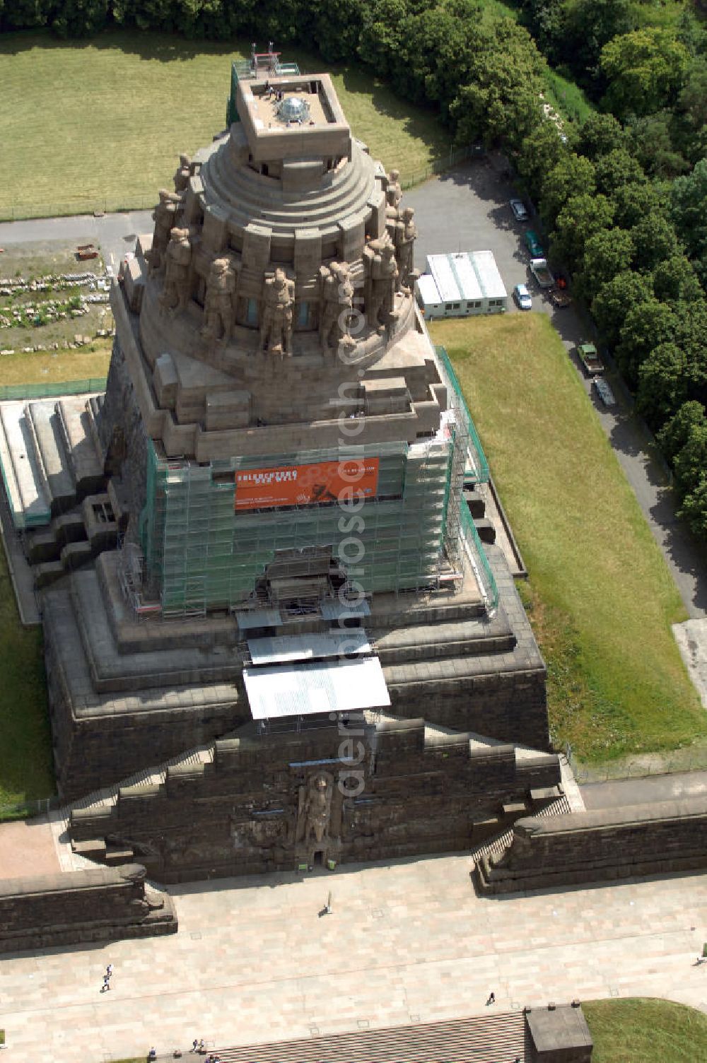 Leipzig from the bird's eye view: Blick auf die Sanierungsarbeiten des Völkerschlachtdenkmals in Leipzig. Im Jahr 2003 begannen Rekonstruktions- und Sanierungsmaßnahmen, die bis zum 200-jährigen Jubiläum der Völkerschlacht im Jahr 2013 beendet werden sollen. Die Kosten werden sich auf etwa 30 Millionen Euro belaufen. Die Finanzierung erfolgt über die Stiftung Völkerschlachtdenkmal, den Freistaat Sachsen, die Stadt Leipzig und Spenden. Das Völkerschlachtdenkmal ist eines der Wahrzeichen Leipzigs in Erinnerung an die Völkerschlacht bei Leipzig von 1813 und heute eine Außenstelle des Stadtgeschichtlichen Museums Leipzig. Als das größte Denkmal Europas bildet es eine weithin sichtbare Landmarke mit markanter Silhouette.