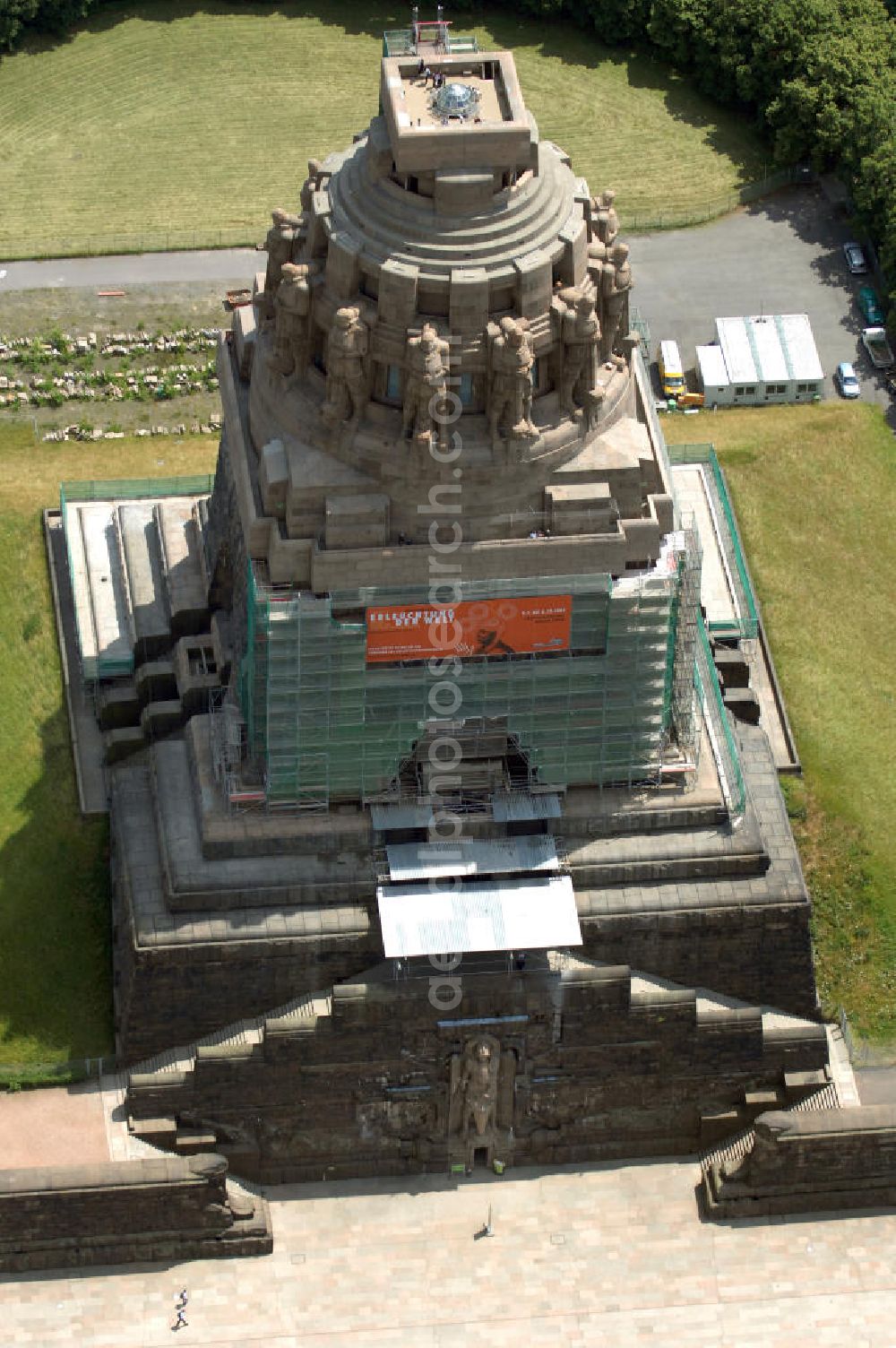 Aerial image Leipzig - Blick auf die Sanierungsarbeiten des Völkerschlachtdenkmals in Leipzig. Im Jahr 2003 begannen Rekonstruktions- und Sanierungsmaßnahmen, die bis zum 200-jährigen Jubiläum der Völkerschlacht im Jahr 2013 beendet werden sollen. Die Kosten werden sich auf etwa 30 Millionen Euro belaufen. Die Finanzierung erfolgt über die Stiftung Völkerschlachtdenkmal, den Freistaat Sachsen, die Stadt Leipzig und Spenden. Das Völkerschlachtdenkmal ist eines der Wahrzeichen Leipzigs in Erinnerung an die Völkerschlacht bei Leipzig von 1813 und heute eine Außenstelle des Stadtgeschichtlichen Museums Leipzig. Als das größte Denkmal Europas bildet es eine weithin sichtbare Landmarke mit markanter Silhouette.