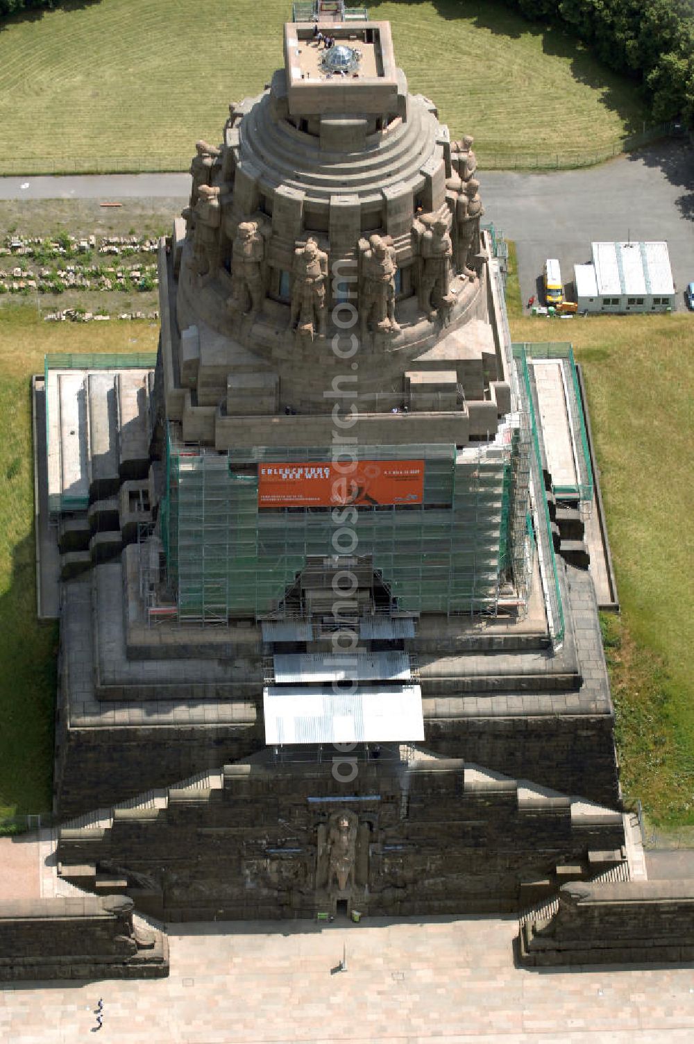 Aerial photograph Leipzig - Blick auf die Sanierungsarbeiten des Völkerschlachtdenkmals in Leipzig. Im Jahr 2003 begannen Rekonstruktions- und Sanierungsmaßnahmen, die bis zum 200-jährigen Jubiläum der Völkerschlacht im Jahr 2013 beendet werden sollen. Die Kosten werden sich auf etwa 30 Millionen Euro belaufen. Die Finanzierung erfolgt über die Stiftung Völkerschlachtdenkmal, den Freistaat Sachsen, die Stadt Leipzig und Spenden. Das Völkerschlachtdenkmal ist eines der Wahrzeichen Leipzigs in Erinnerung an die Völkerschlacht bei Leipzig von 1813 und heute eine Außenstelle des Stadtgeschichtlichen Museums Leipzig. Als das größte Denkmal Europas bildet es eine weithin sichtbare Landmarke mit markanter Silhouette.