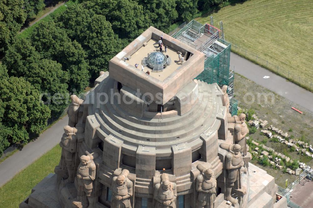 Leipzig from above - Blick auf die Sanierungsarbeiten des Völkerschlachtdenkmals in Leipzig. Im Jahr 2003 begannen Rekonstruktions- und Sanierungsmaßnahmen, die bis zum 200-jährigen Jubiläum der Völkerschlacht im Jahr 2013 beendet werden sollen. Die Kosten werden sich auf etwa 30 Millionen Euro belaufen. Die Finanzierung erfolgt über die Stiftung Völkerschlachtdenkmal, den Freistaat Sachsen, die Stadt Leipzig und Spenden. Das Völkerschlachtdenkmal ist eines der Wahrzeichen Leipzigs in Erinnerung an die Völkerschlacht bei Leipzig von 1813 und heute eine Außenstelle des Stadtgeschichtlichen Museums Leipzig. Als das größte Denkmal Europas bildet es eine weithin sichtbare Landmarke mit markanter Silhouette.