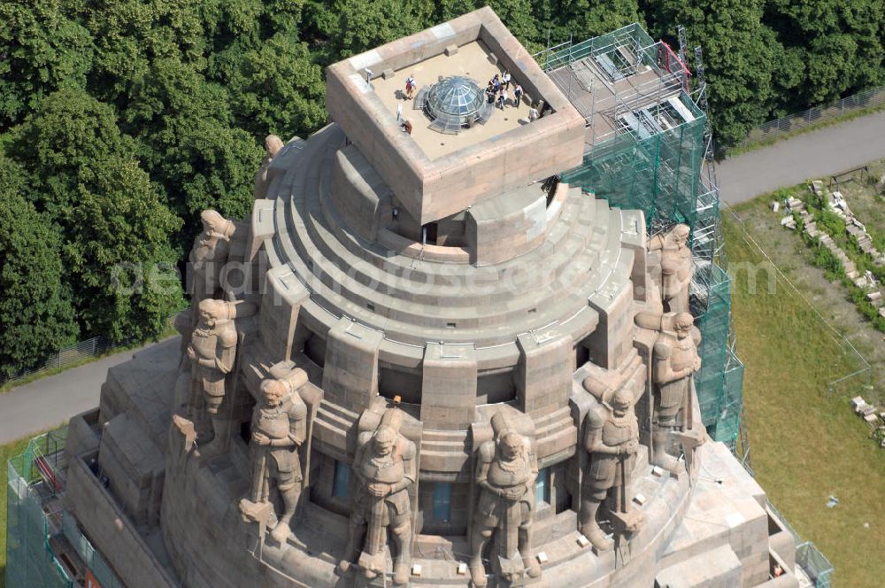 Leipzig from the bird's eye view: Blick auf die Sanierungsarbeiten des Völkerschlachtdenkmals in Leipzig. Im Jahr 2003 begannen Rekonstruktions- und Sanierungsmaßnahmen, die bis zum 200-jährigen Jubiläum der Völkerschlacht im Jahr 2013 beendet werden sollen. Die Kosten werden sich auf etwa 30 Millionen Euro belaufen. Die Finanzierung erfolgt über die Stiftung Völkerschlachtdenkmal, den Freistaat Sachsen, die Stadt Leipzig und Spenden. Das Völkerschlachtdenkmal ist eines der Wahrzeichen Leipzigs in Erinnerung an die Völkerschlacht bei Leipzig von 1813 und heute eine Außenstelle des Stadtgeschichtlichen Museums Leipzig. Als das größte Denkmal Europas bildet es eine weithin sichtbare Landmarke mit markanter Silhouette.