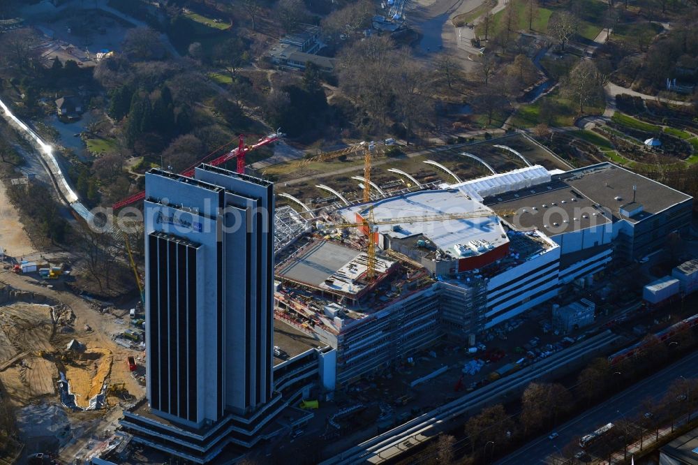 Aerial image Hamburg - Renovation site of the Congress Center ( CCH ) on High-rise building of the hotel complex Radisson Blu on Marseiller Strasse in Hamburg, Germany