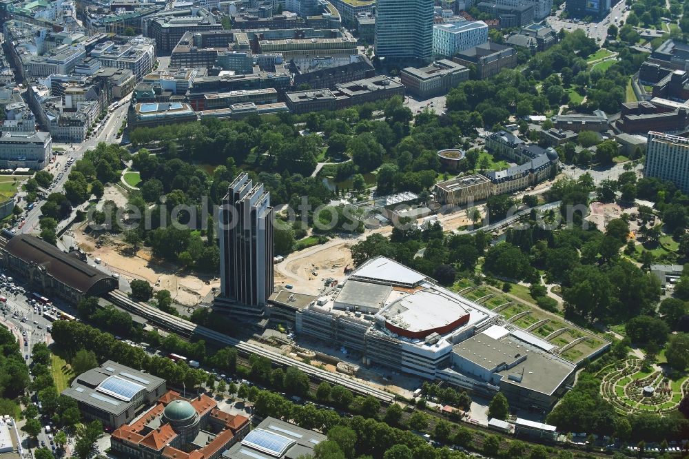 Hamburg from the bird's eye view: Renovation site of the Congress Center ( CCH ) on High-rise building of the hotel complex Radisson Blu on Marseiller Strasse in Hamburg, Germany