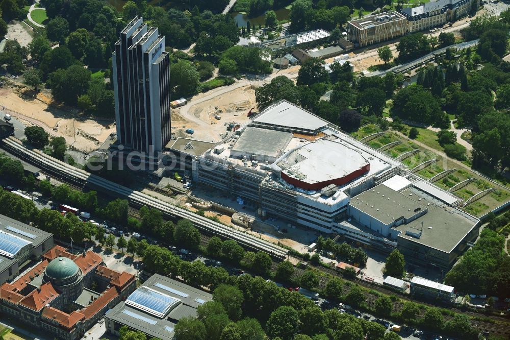 Aerial image Hamburg - Renovation site of the Congress Center ( CCH ) on High-rise building of the hotel complex Radisson Blu on Marseiller Strasse in Hamburg, Germany