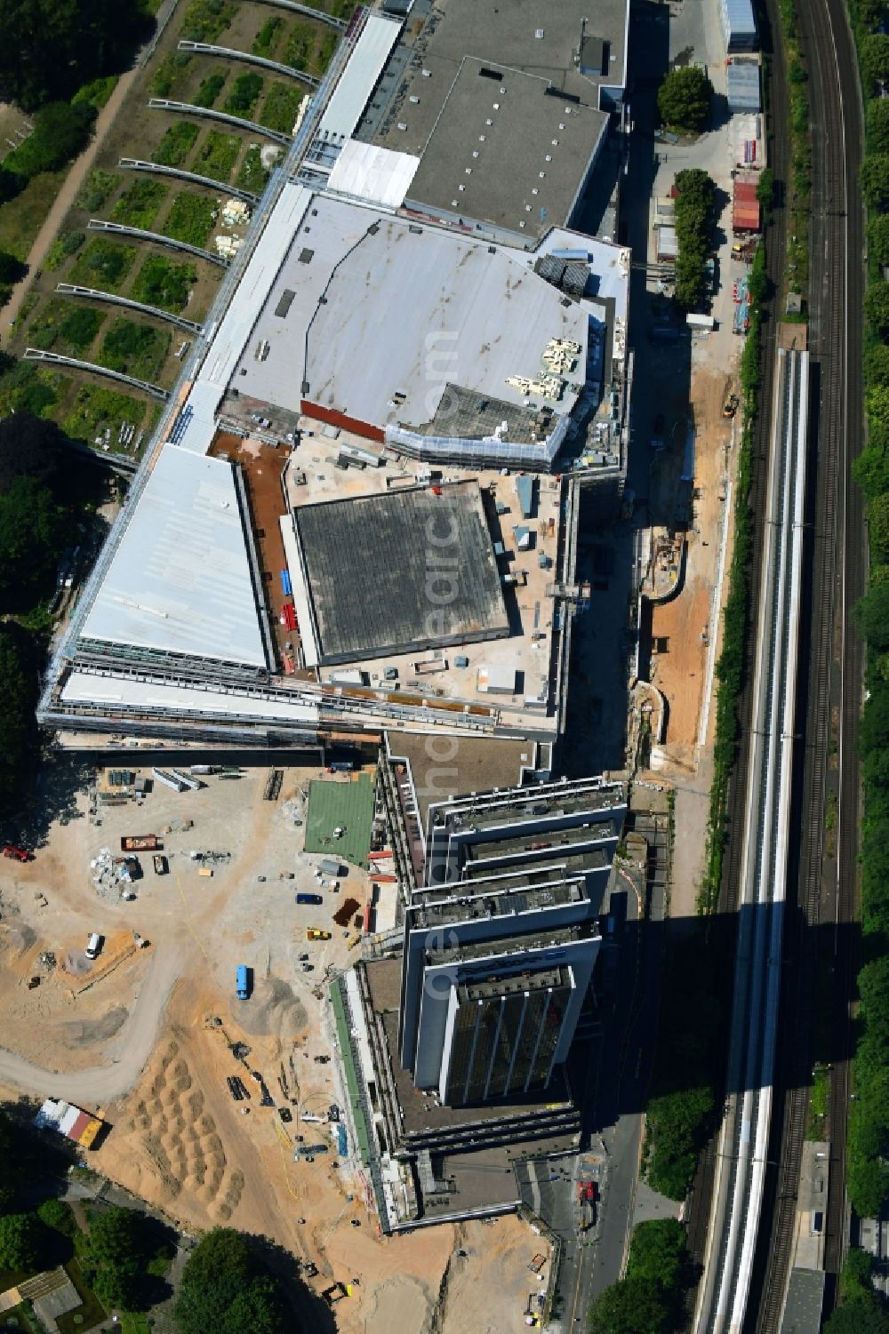 Hamburg from the bird's eye view: Renovation site of the Congress Center ( CCH ) on High-rise building of the hotel complex Radisson Blu on Marseiller Strasse in Hamburg, Germany