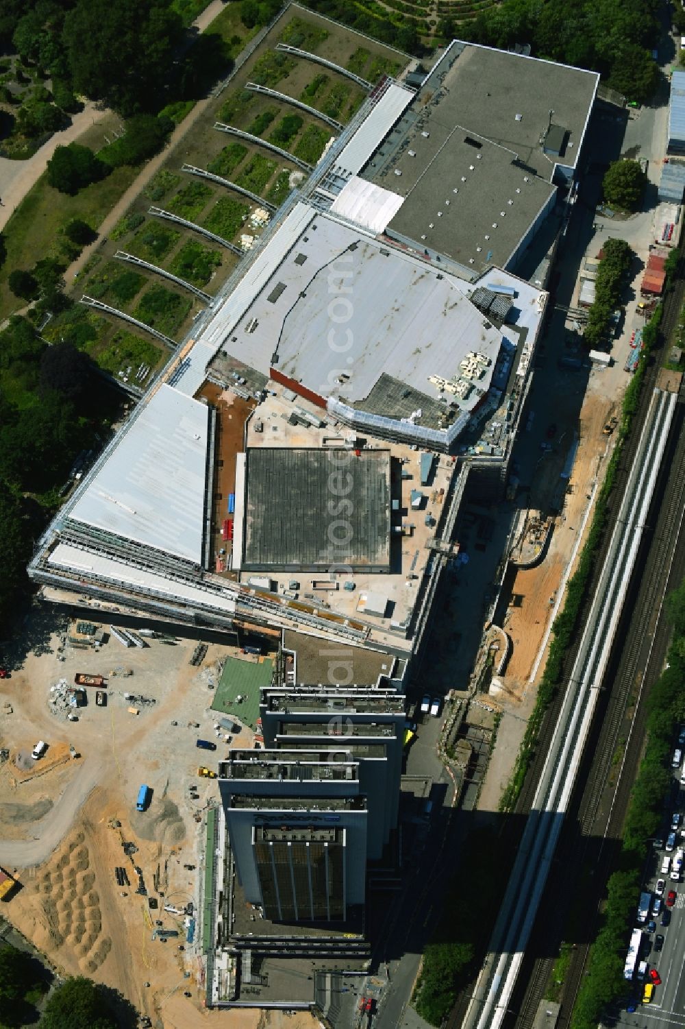 Aerial image Hamburg - Renovation site of the Congress Center ( CCH ) on High-rise building of the hotel complex Radisson Blu on Marseiller Strasse in Hamburg, Germany