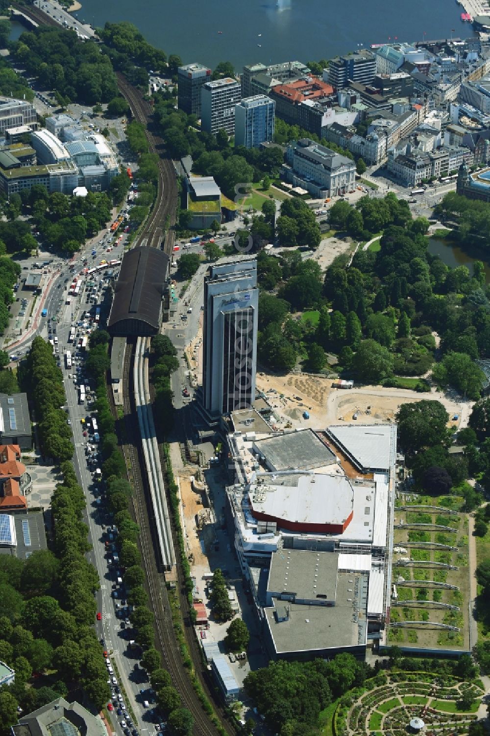 Hamburg from the bird's eye view: Renovation site of the Congress Center ( CCH ) on High-rise building of the hotel complex Radisson Blu on Marseiller Strasse in Hamburg, Germany