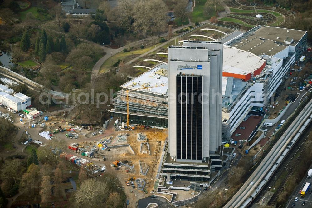 Hamburg from above - Renovation site of the Congress Center ( CCH ) on High-rise building of the hotel complex Radisson Blu on Marseiller Strasse in Hamburg, Germany